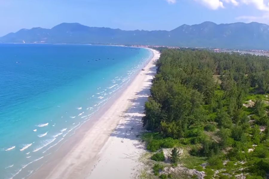 Doc Let Beach is situated in Ninh Hai Commune, Ninh Hoa Town, Khanh Hoa Province