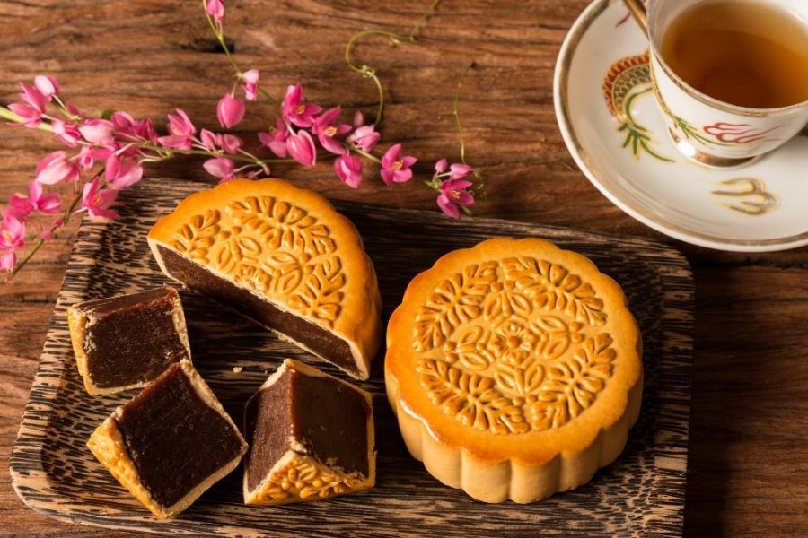 The mooncake is the symbol of autumn in Vietnam