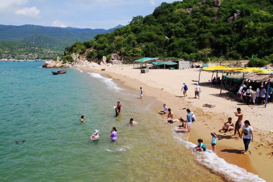 Ninh Chu Beach i perfect for swimming, floating on gentle waves