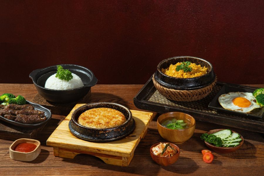 Autumn - the season of gentle breezes, golden leaves, and cool, pleasant air – is also the perfect time to savor the distinctive flavors of Vietnamese cuisine. 