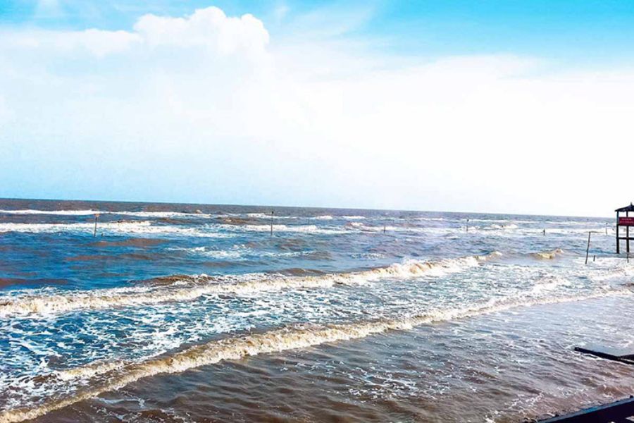 Binh Dai Beach is located in Binh Dai Commune, Vinh Long Province