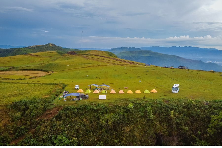 Bui Hui Grassland is located in Dang Thuy Tram Commune, Quang Ngai Province
