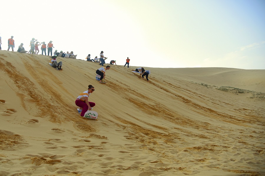People are having fun at Quang Phu Sand Dunes 