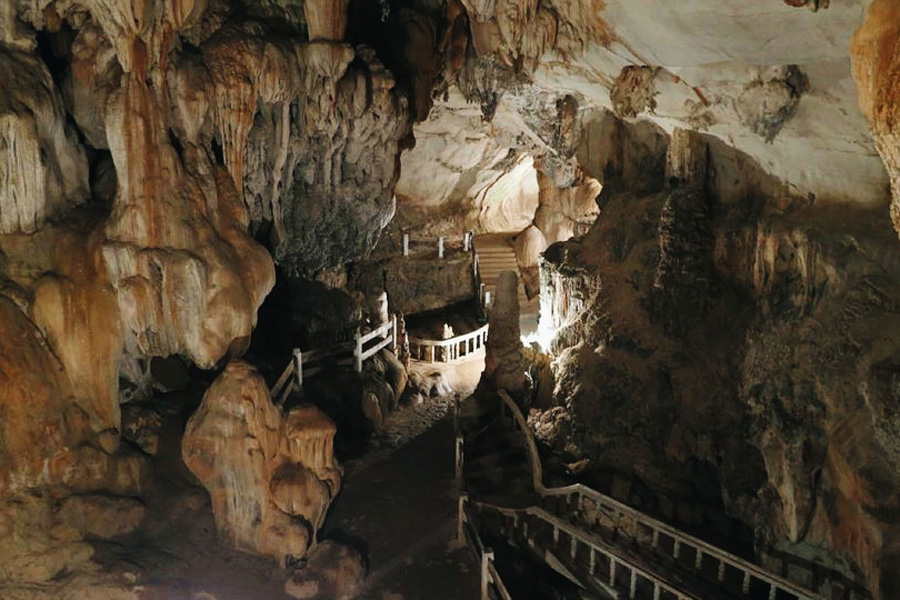 inside Tham Chang Cave 