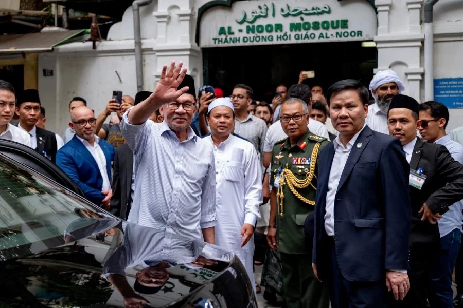 PM Anwar visits Al-Noor Mosque, the only mosque in Hanoi, in 2023
