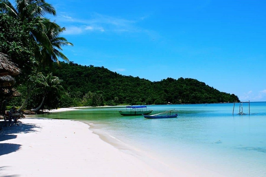 The beautiful white sand and crystal-clear water in Hon Thom