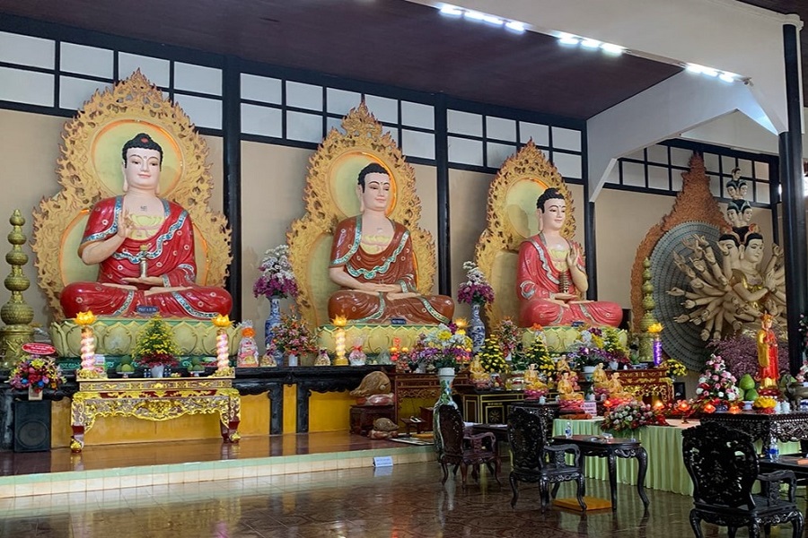 The solemn space inside the main hall