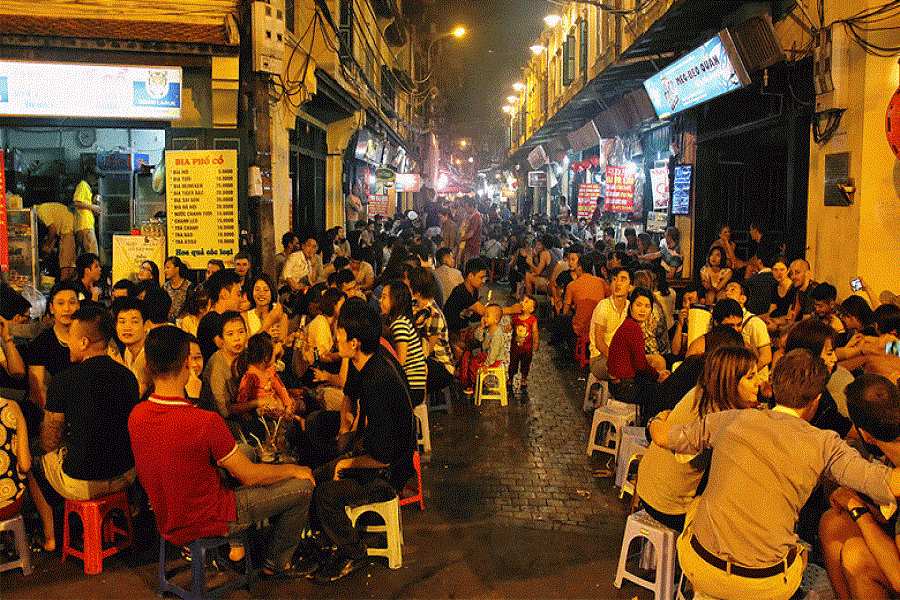 Ta Hien Street at night 