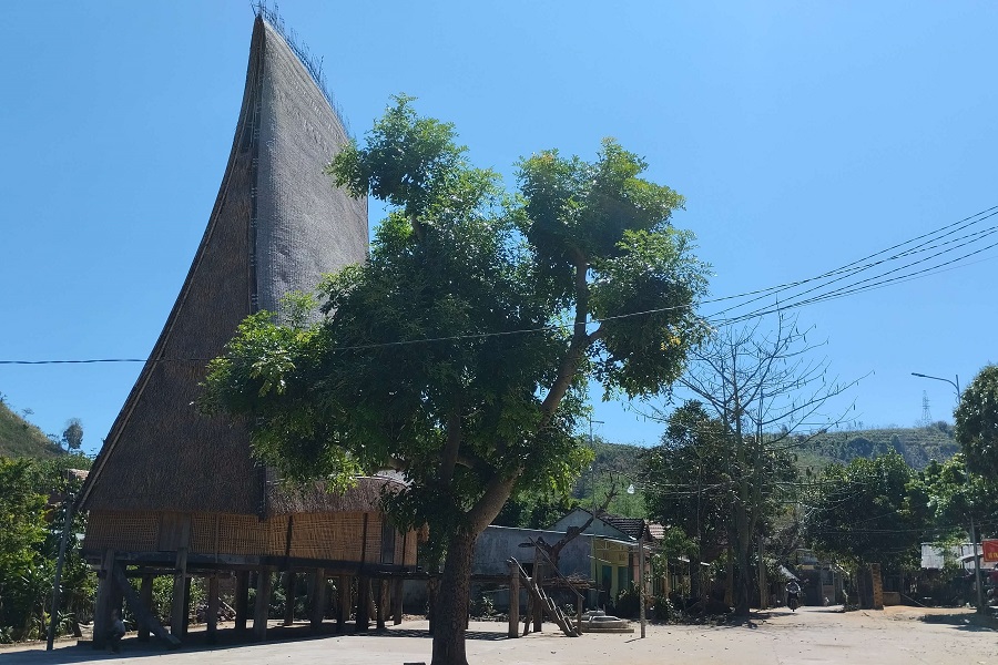 Kon Tum City - To Bung Village