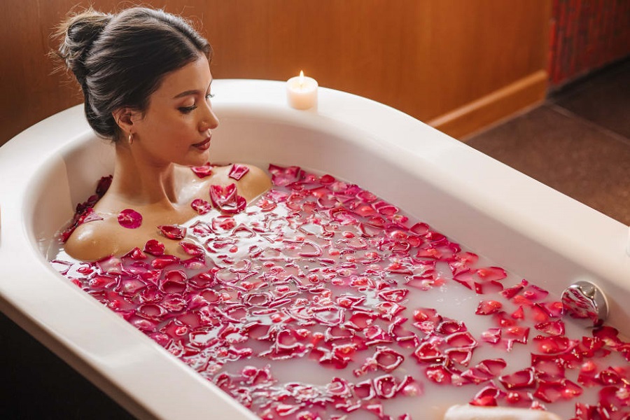 Enjoy a flower bath to unwind and relieve stress after exercising