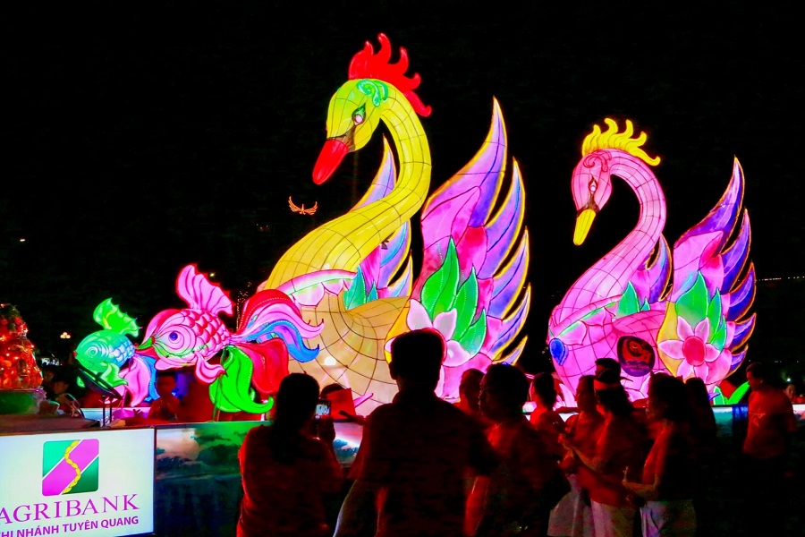 Giant lantern models are the highlight of Tuyen Quang’s Party Night