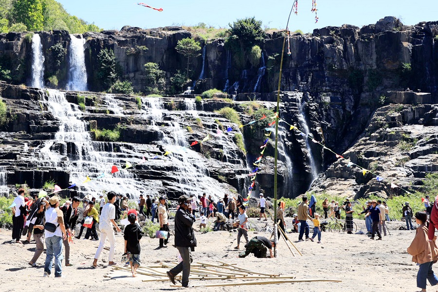 Pongour Falls draws a large number of visitors during the festival