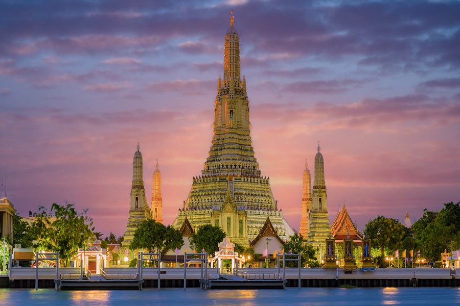 A coffee break with Wat Arun’s sunset view