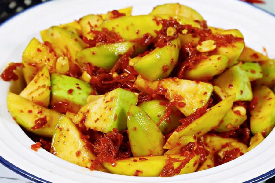 Mango shakes with chilli powder is a common snack in Vietnam