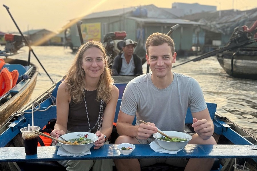 Tourists love eating boat noodles at Cai Rang Floating Market