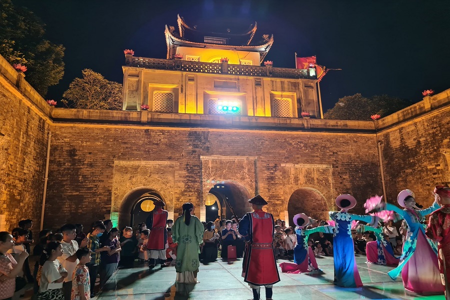 &nbsp;Decoding the Thang Long Imperial Citadel night tour