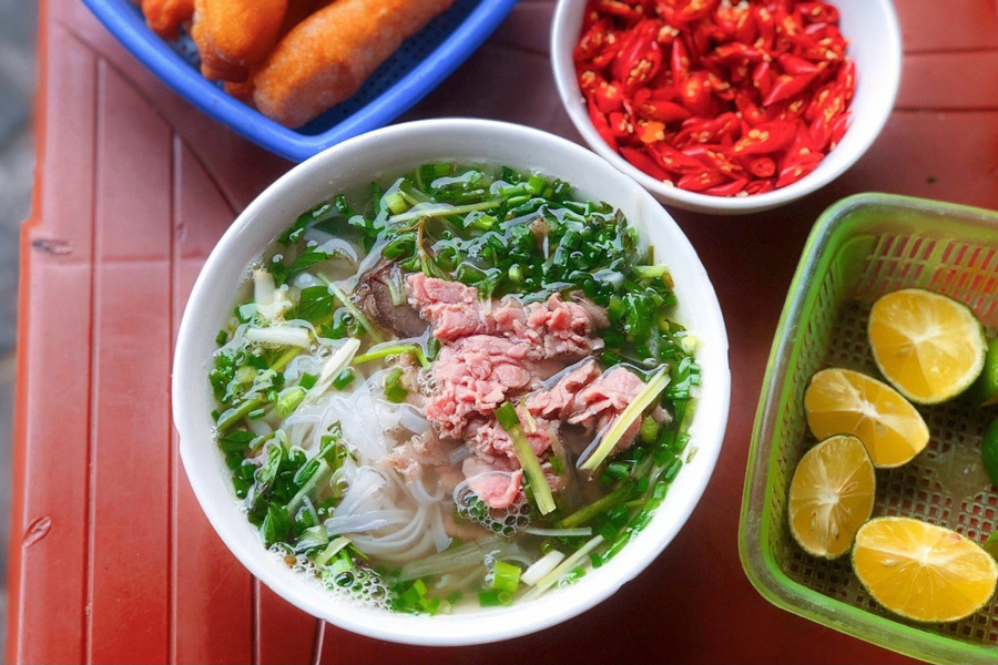 Rice noodle soup with beef 