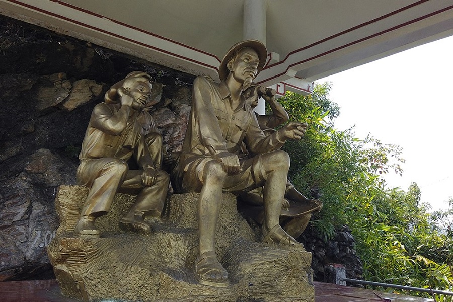 The statue of President Ho Chi Minh commanding the battle on the Bao Dong Mountain