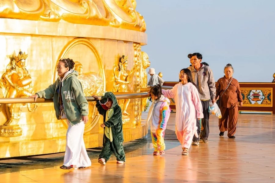 The prayer wheel harmonizes with the Om Mani Padme Hum mantra, creating a great spiritual power