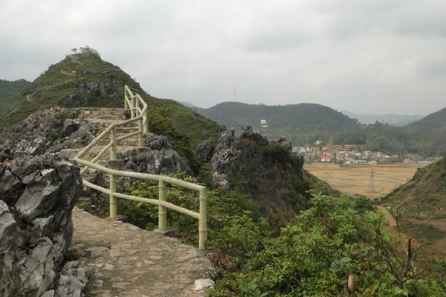 Tourists can have a whole view of Lang Son from the top of the relic