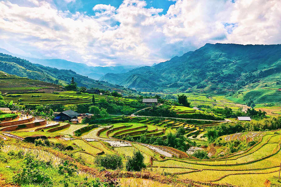 The poetic village scene is seen from Ham Rong Mountain. Source: macrotravel.vn 