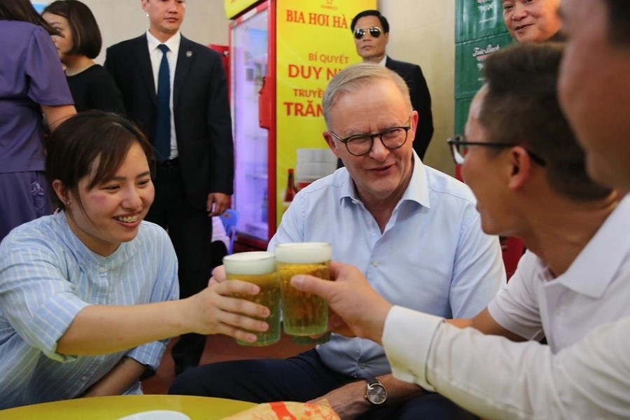 Australian Prime Minister tried Hanoi draft beer during visit to Vietnam