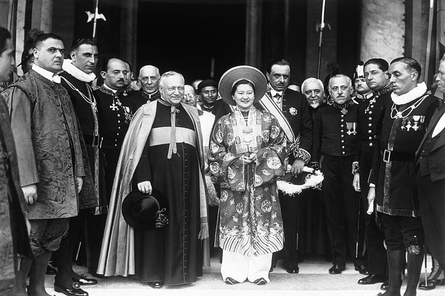 Queen Nam Phuong wore Nhat Binh during her visit to the Vatican in 1939 