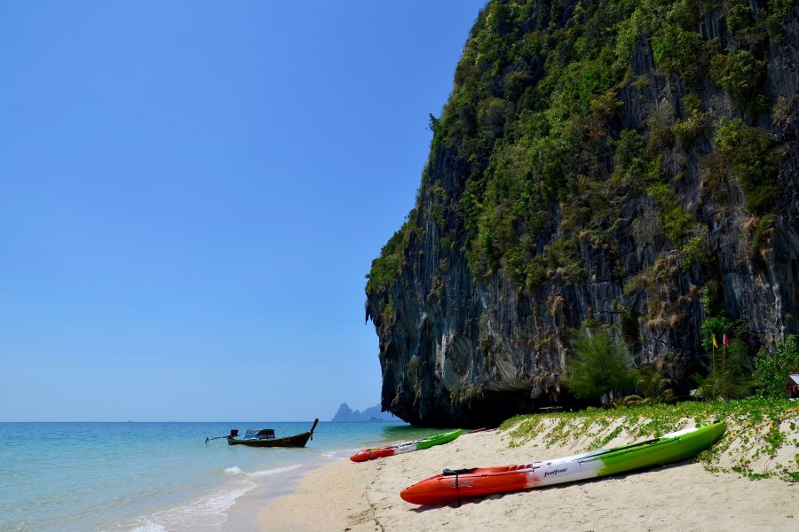 Exploring Ko Lao Liang by kayak 