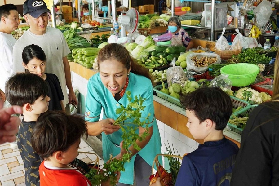 Children learn how to distinguish cooking ingredients