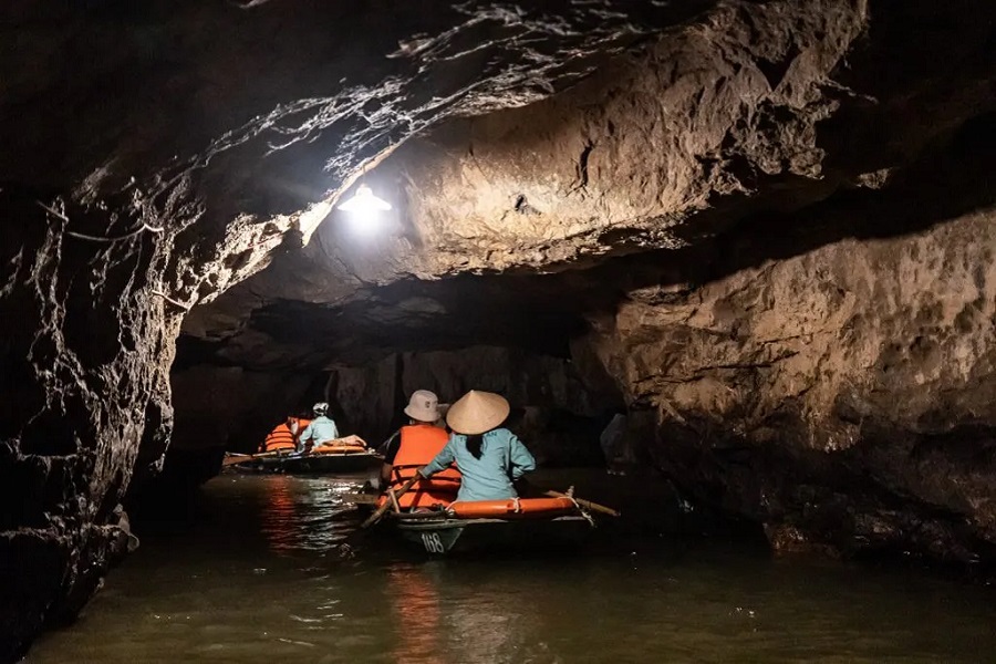 You’ll have a chance to explore a 1000-meter-long cave in Trang An