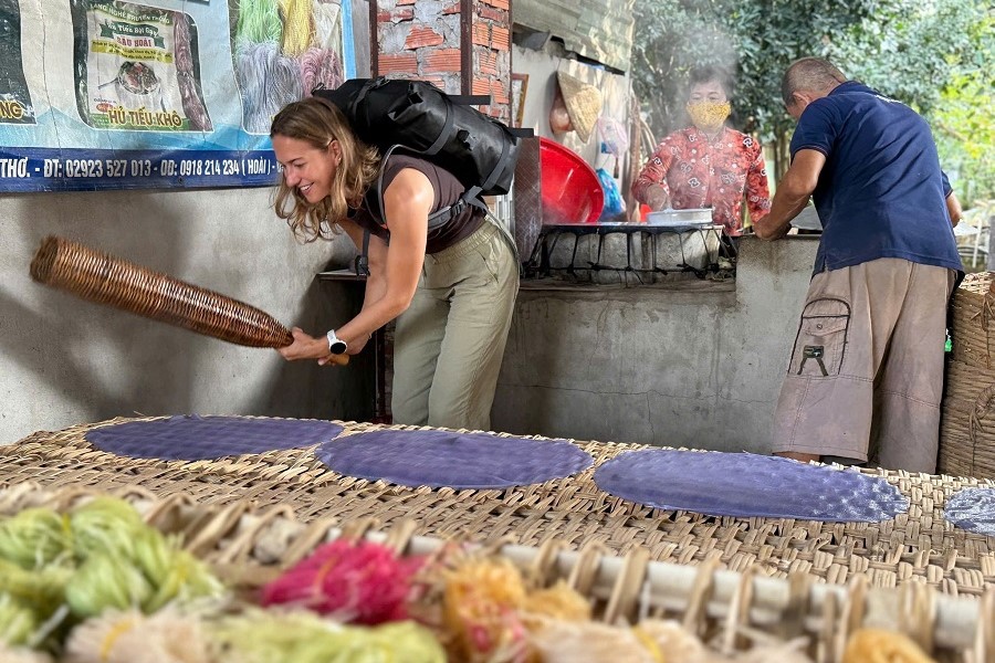 Tourists try making rice paper