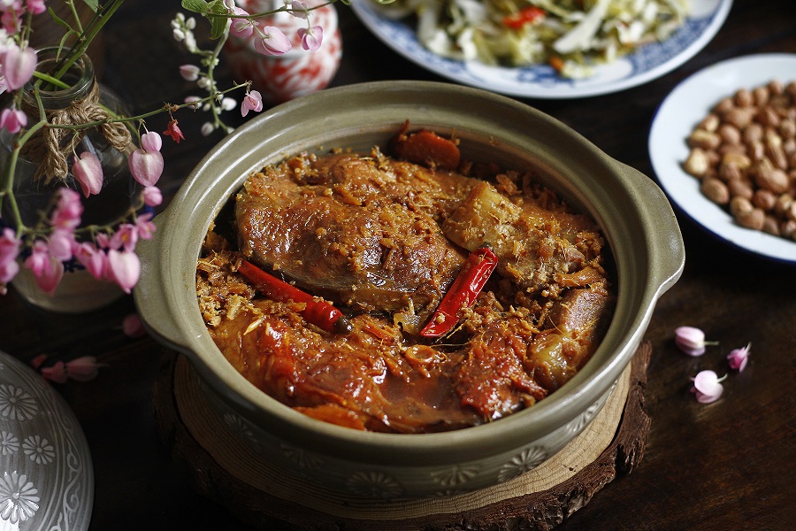 Braised fish in clay pots