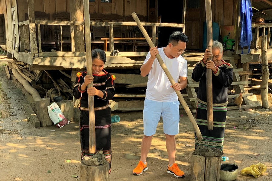 Tourists experience making pottery