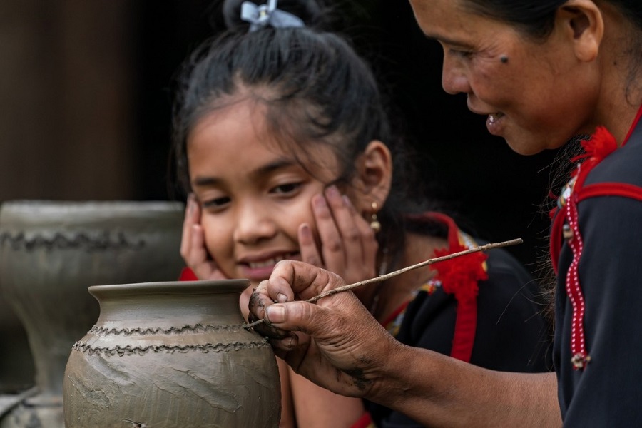 Craftsmen draw patterns on the surface