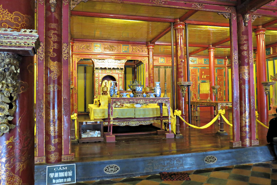 Minh Mang Tomb inside 