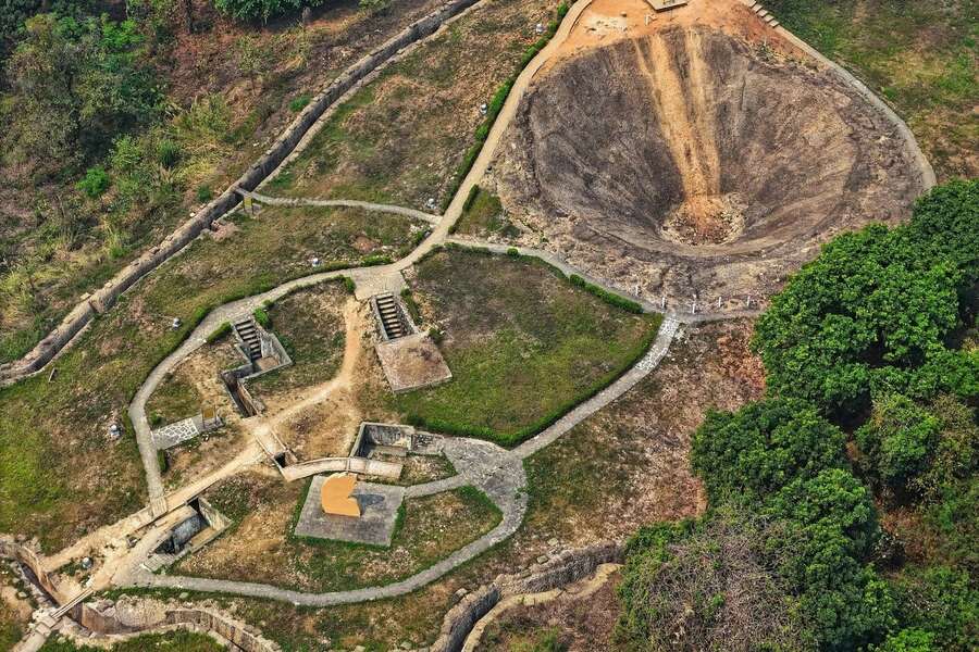 Trenches and bomb craters on Hill A1. Photo: Dan tri