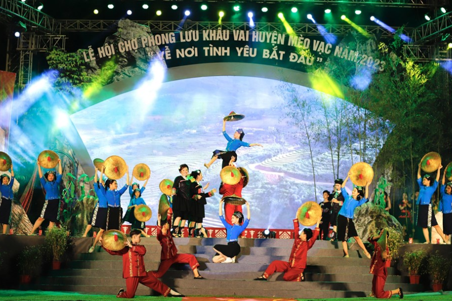 If your Ha Giang Cultural Tour falls at the end of the third lunar month, you’ll have the rare chance to experience the Khau Vai Love Market 