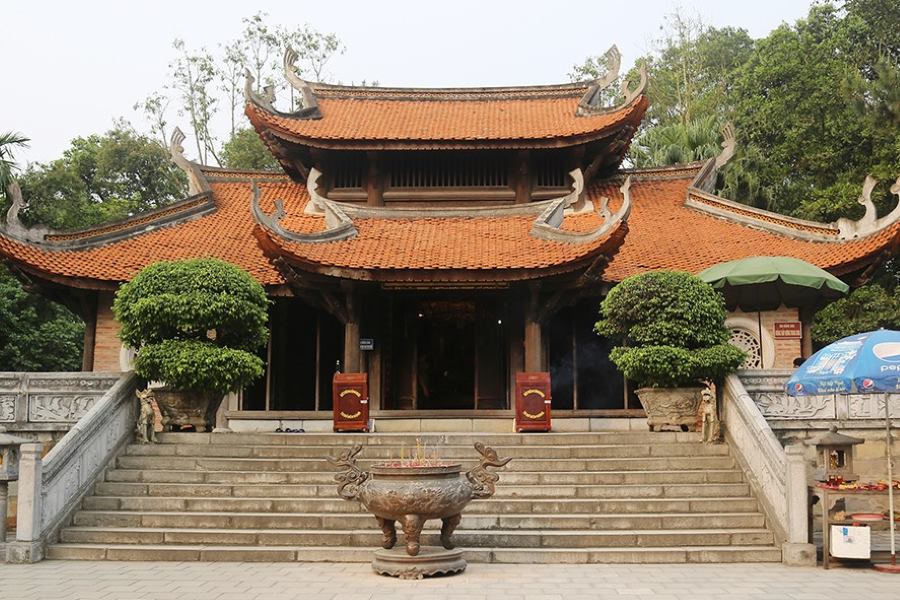 Many people come and visit the temple