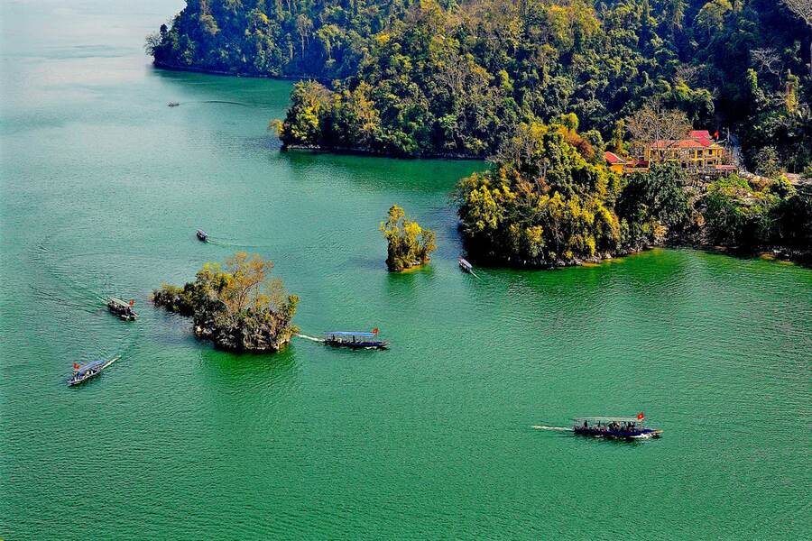  Ba Be Lake is a beautiful green pearl that nature has created