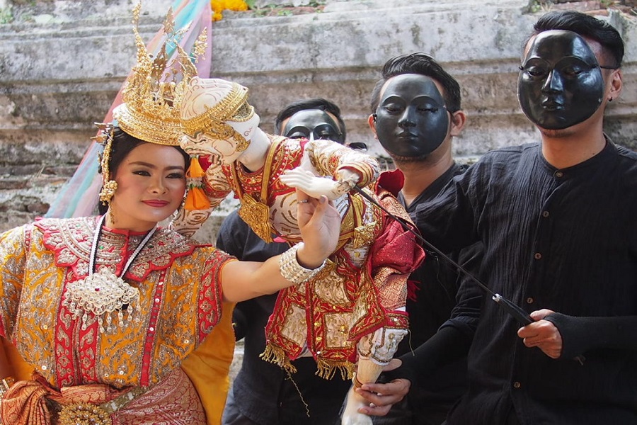 You can watch traditional puppet shows at the Artist’s House