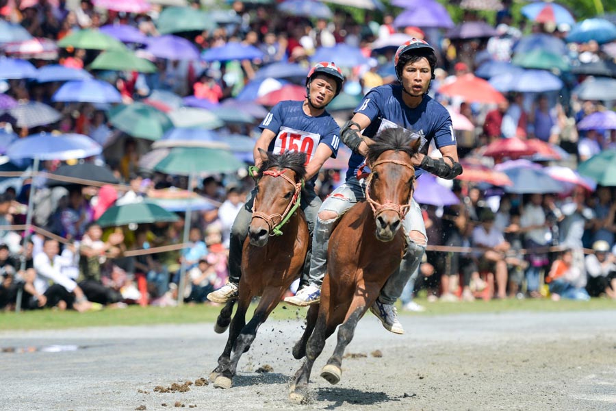 Ethnic groups participate in exciting horse racing festivals