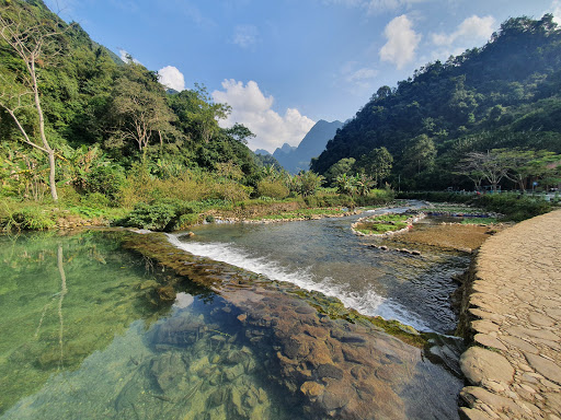 Le Nin Stream and Cac Mac Mountain located near each other