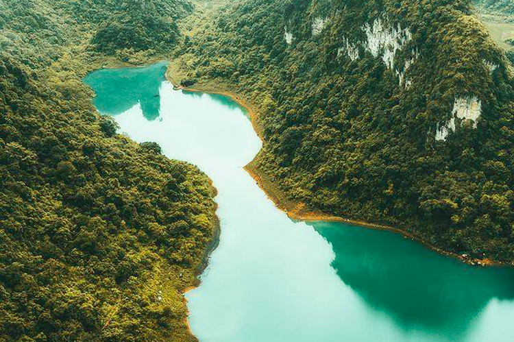 The unique shape of Thang Hen Lake