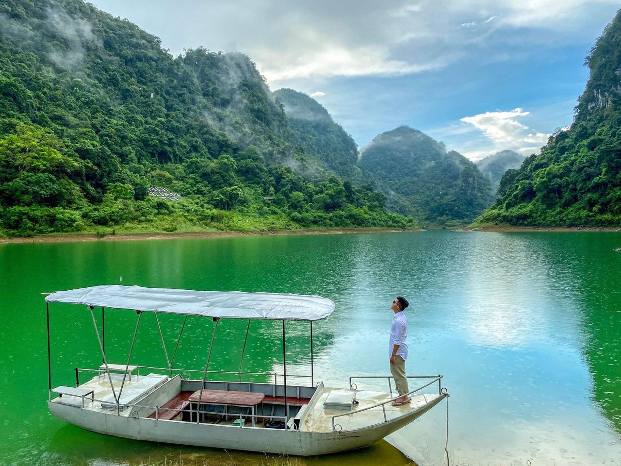 Enjoy the view of Thang Hen Lake while sitting on a boat