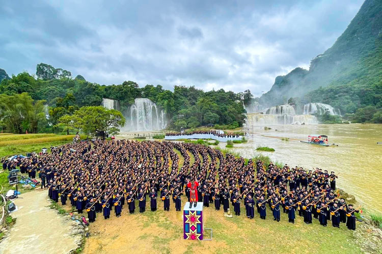 1,000 people performing Then singing by Ban Gioc Waterfall set a Vietnamese record