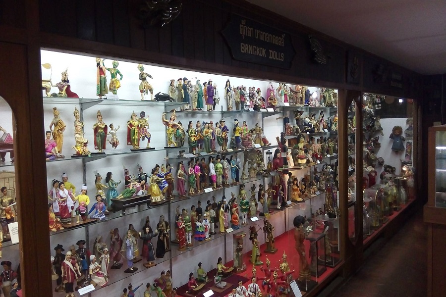 Dolls are displayed in traditional costumes representing Thailand’s Ayutthaya, Sukhothai, and Bangkok eras
