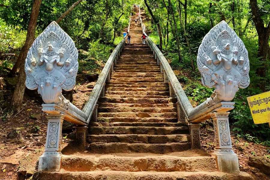 Phnom Banan Temple consists of five towers with beautiful scenery and a fresh