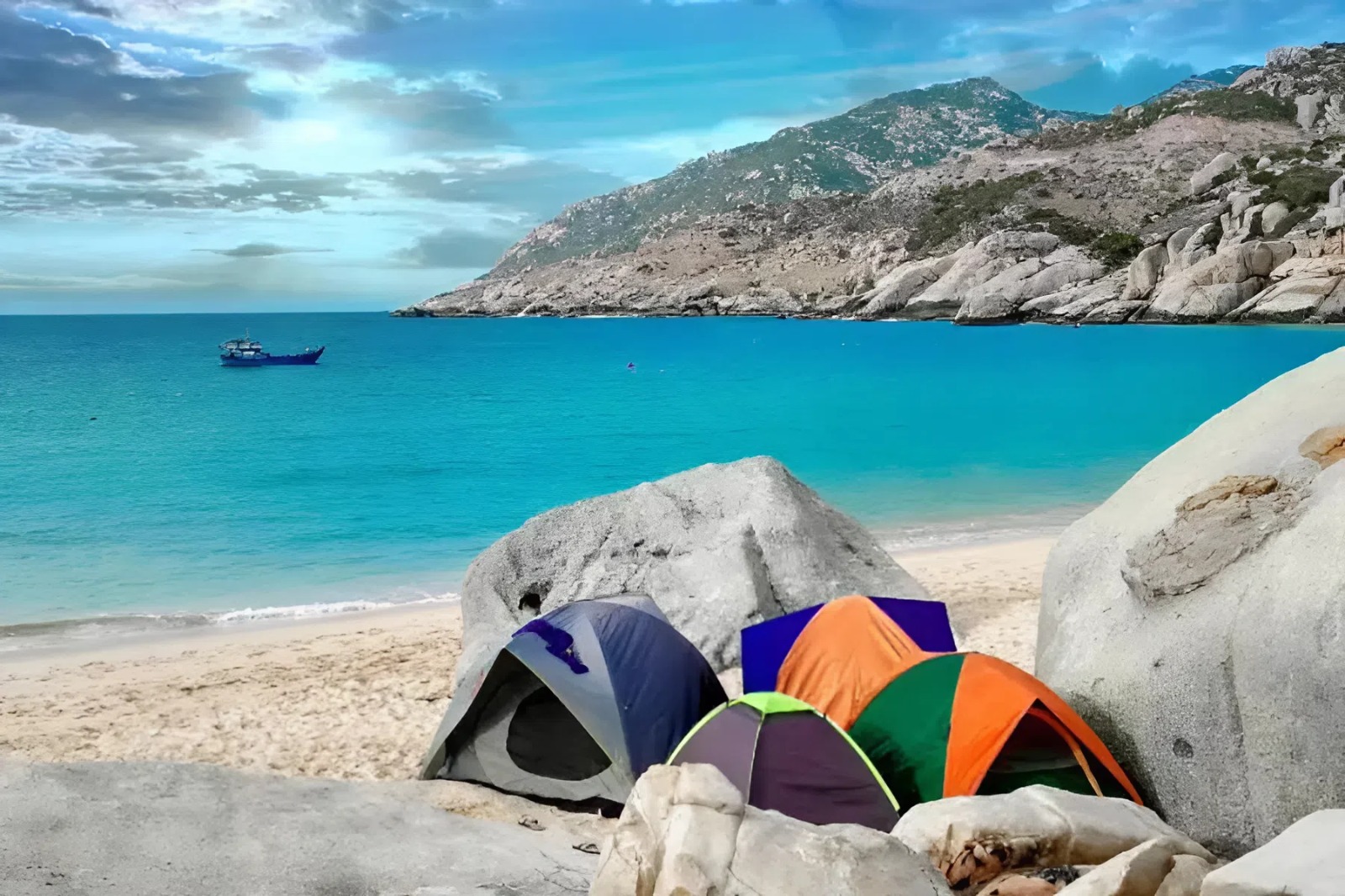At Bai Trang, camping offers the perfect chance to gather with friends or family