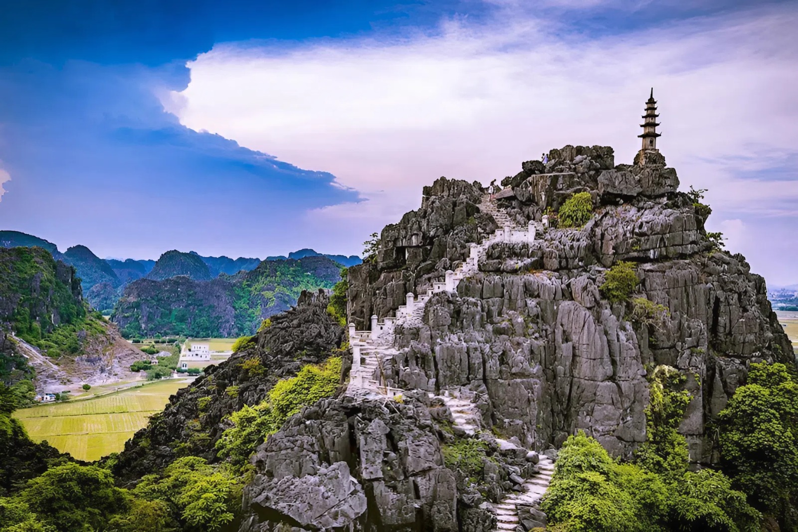 Mua Cave is most beautiful during the dry season