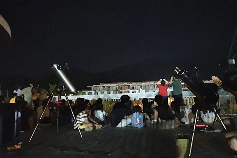Night sky observation at the public astronomical observatory